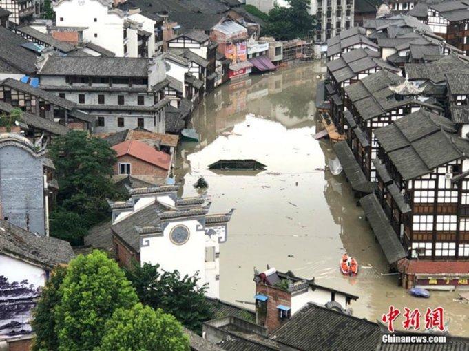 可爱吊带裙